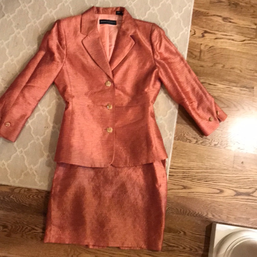 Suit/ silk, coral